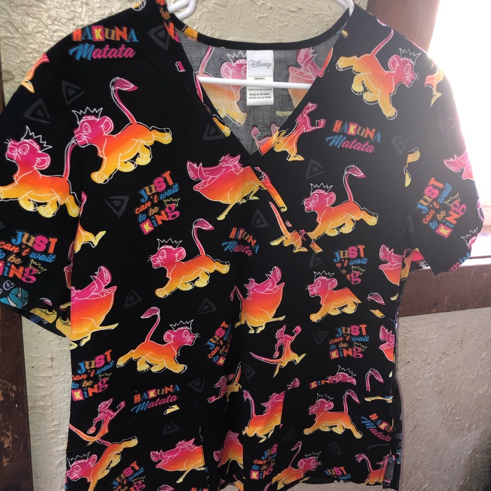 Lion King Disney scrub top in size medium